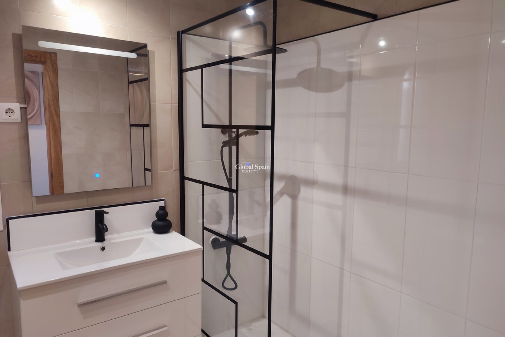 Revente - APPARTEMENT -
SUCINA - Inland