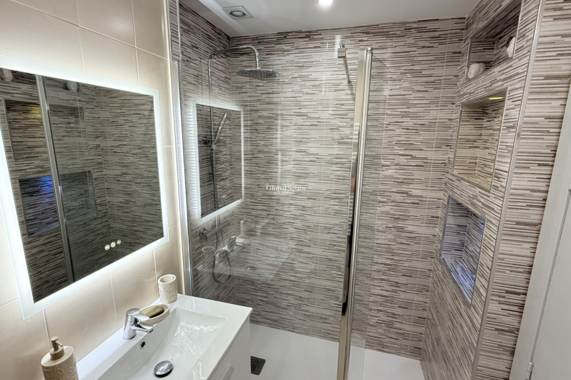 Revente - APPARTEMENT -
SUCINA - Inland