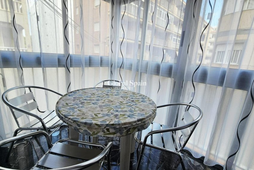 Revente - APPARTEMENT -
TORREVIEJA - Acequion