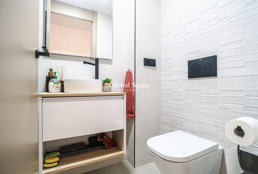 Revente - APPARTEMENT -
TORREVIEJA - Acequion