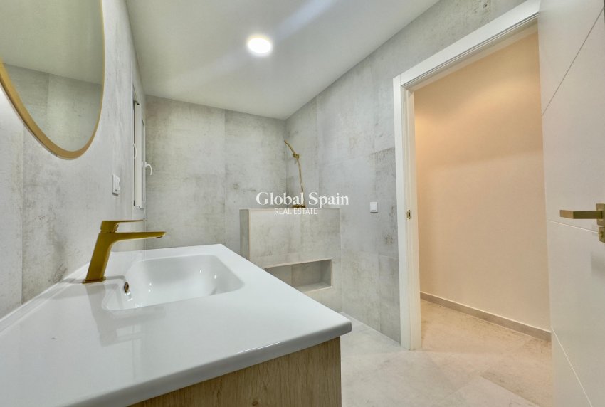 Revente - APPARTEMENT -
TORREVIEJA - Acequion