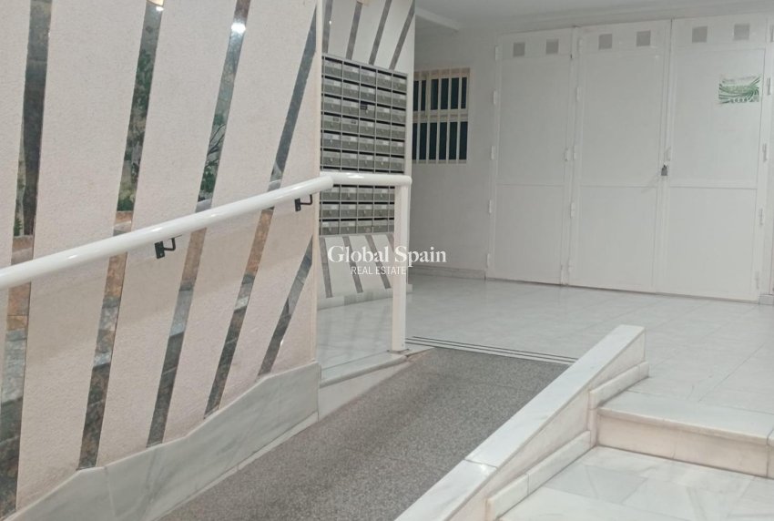 Revente - APPARTEMENT -
TORREVIEJA - Acequion
