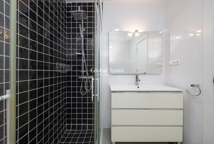 Revente - APPARTEMENT -
TORREVIEJA - Acequion