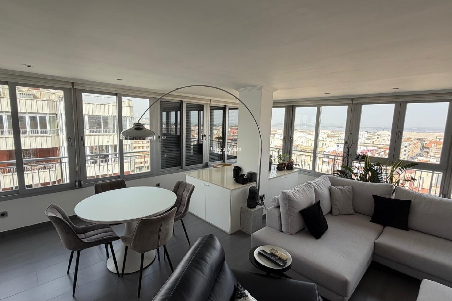 Revente - APPARTEMENT -
TORREVIEJA - Acequion