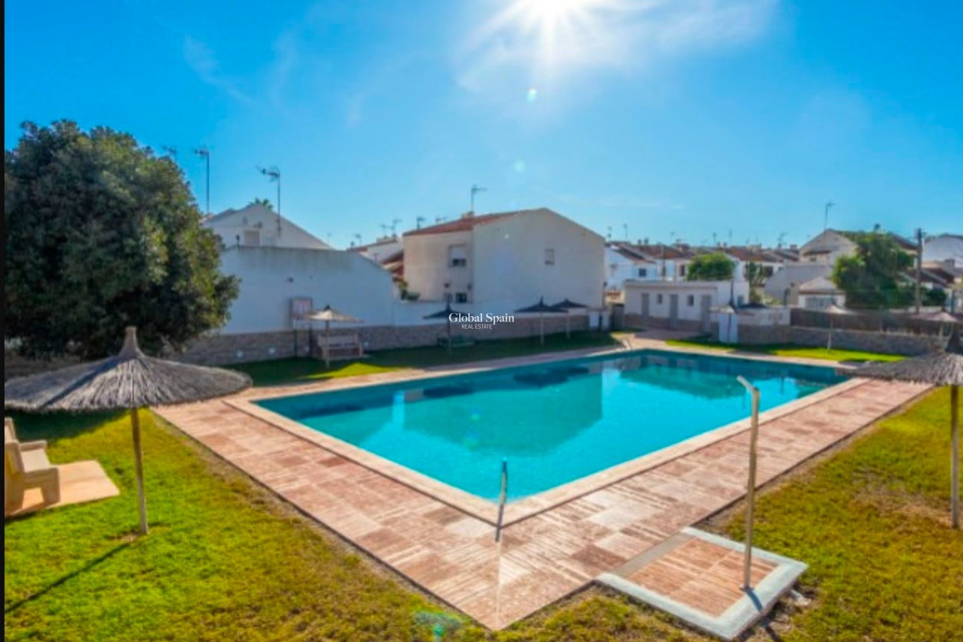 Revente - APPARTEMENT -
TORREVIEJA - Calas blanca