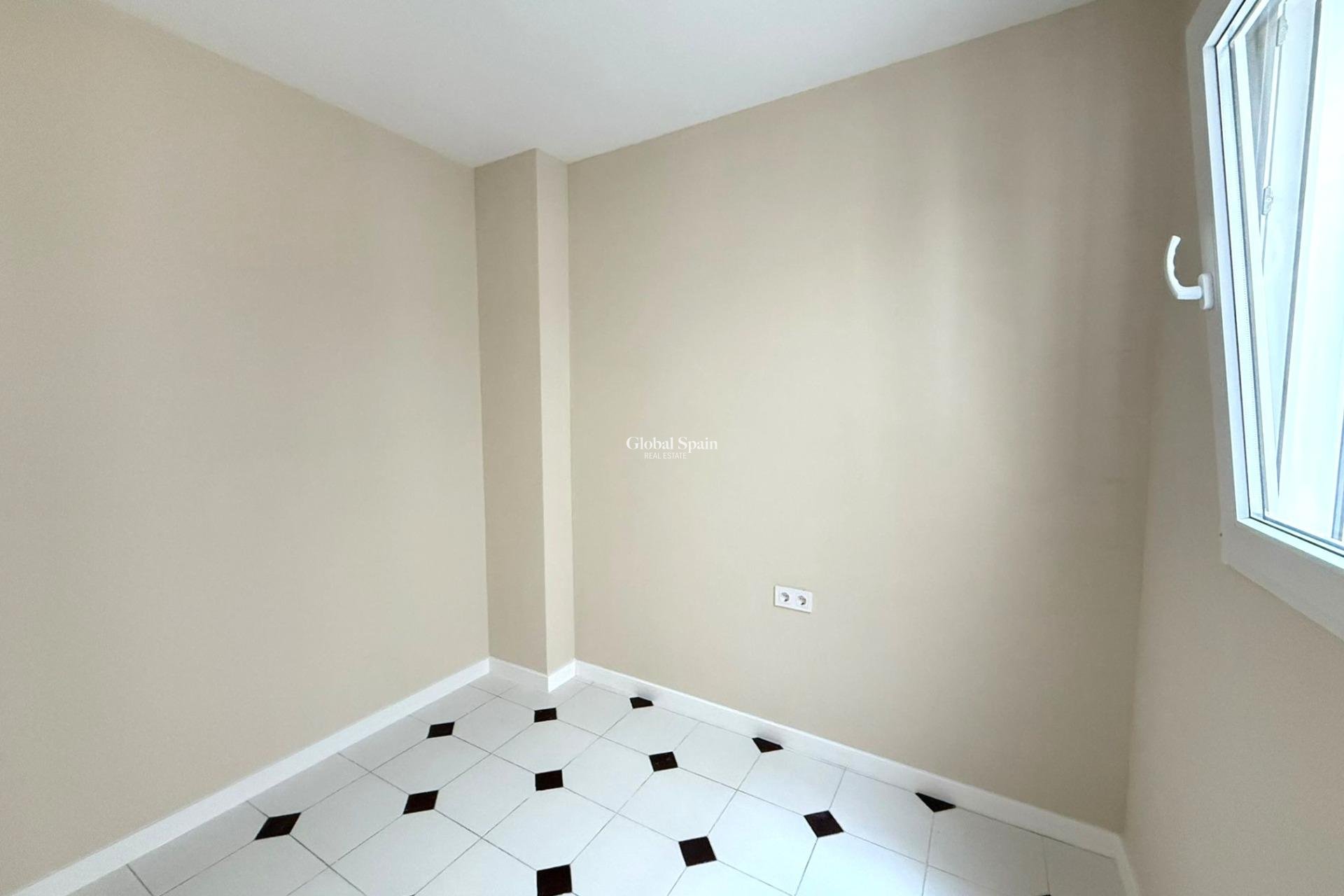 Revente - APPARTEMENT -
TORREVIEJA - Center