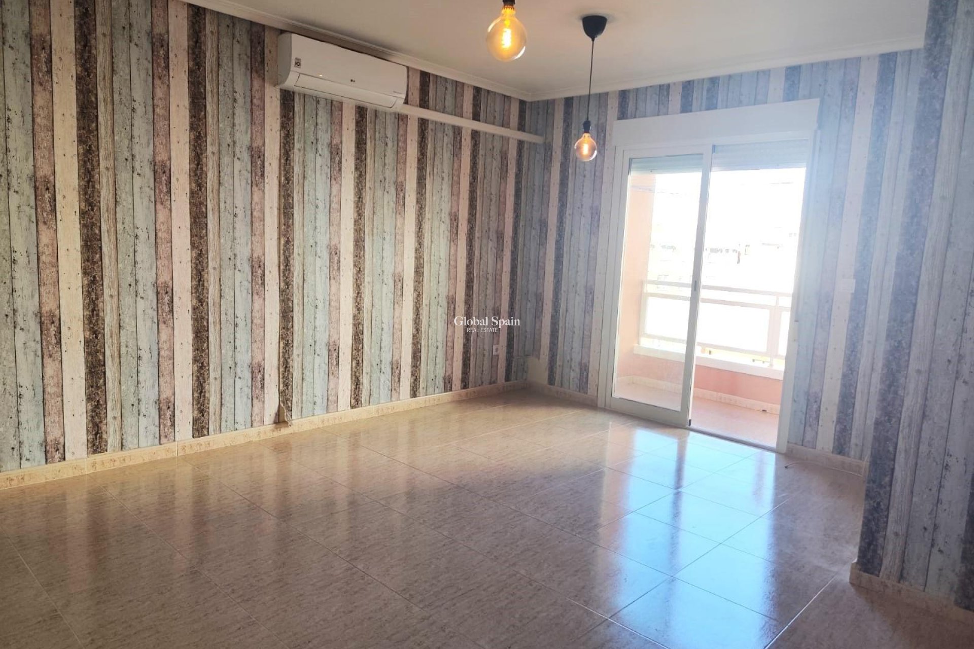 Revente - APPARTEMENT -
TORREVIEJA - Center