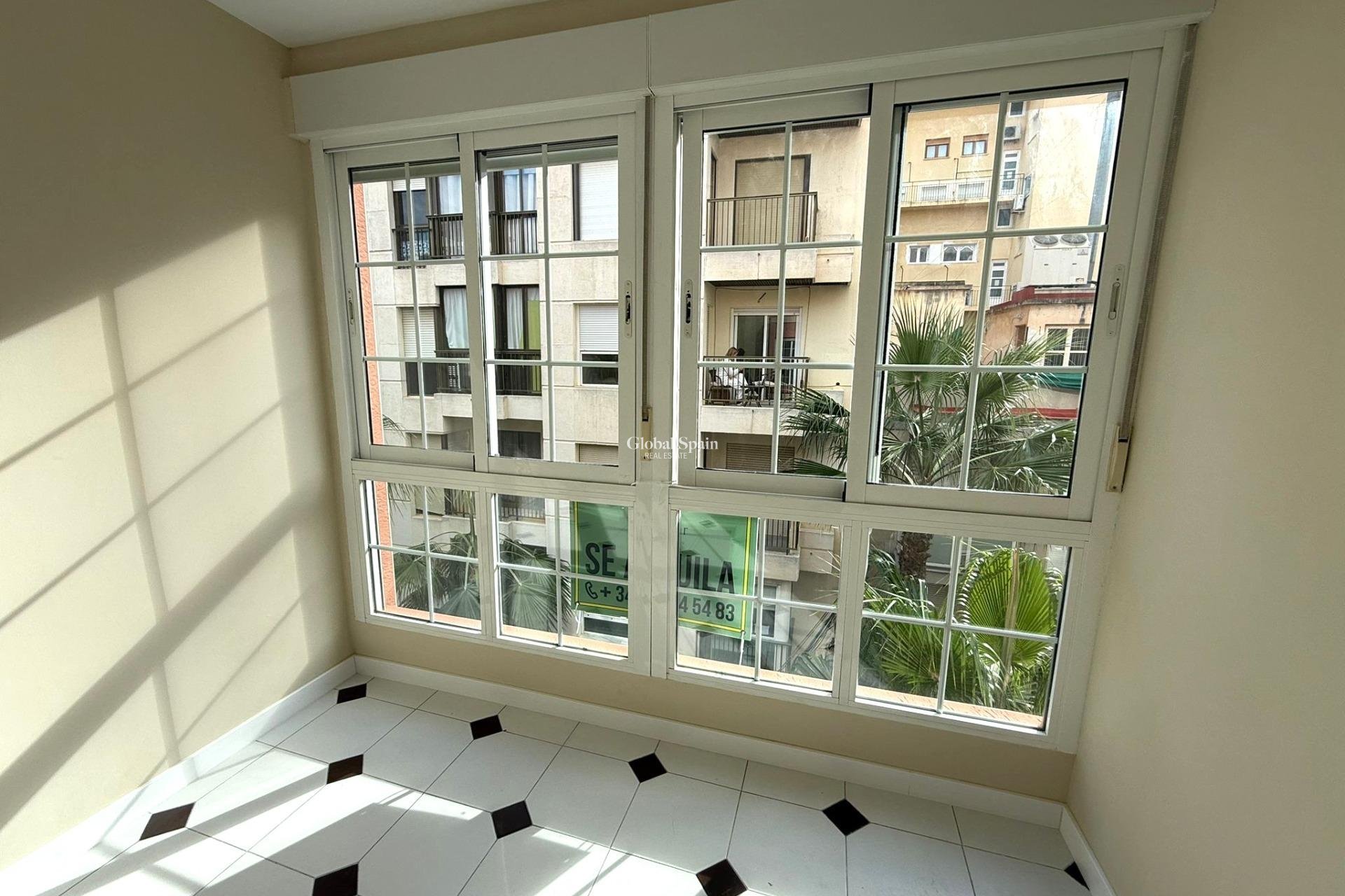 Revente - APPARTEMENT -
TORREVIEJA - Center