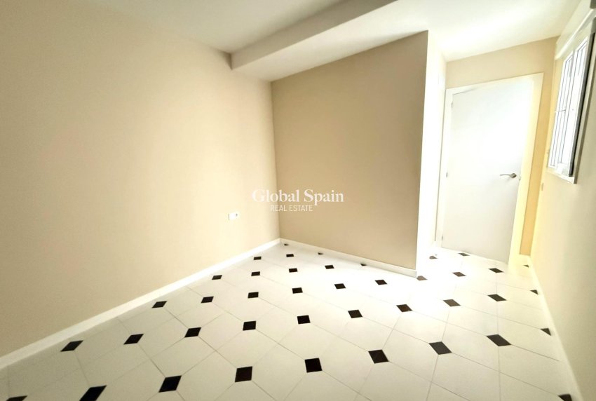Revente - APPARTEMENT -
TORREVIEJA - Center