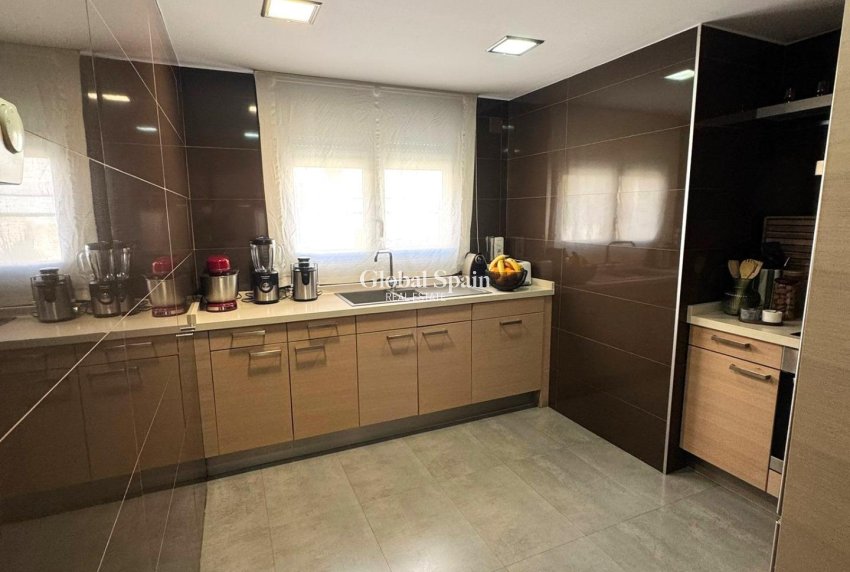 Revente - APPARTEMENT -
TORREVIEJA - Center