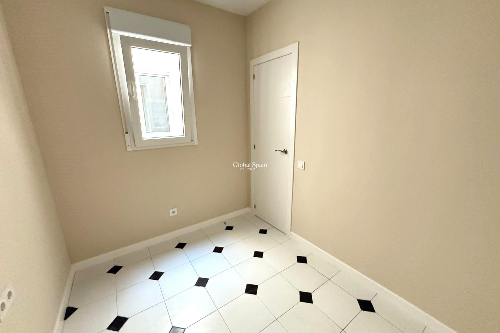 Revente - APPARTEMENT -
TORREVIEJA - Center