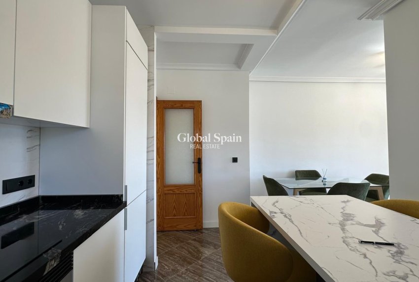 Revente - APPARTEMENT -
TORREVIEJA - Center