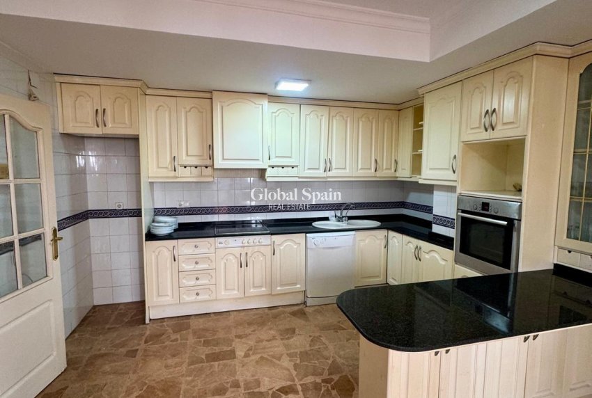 Revente - APPARTEMENT -
TORREVIEJA - Center