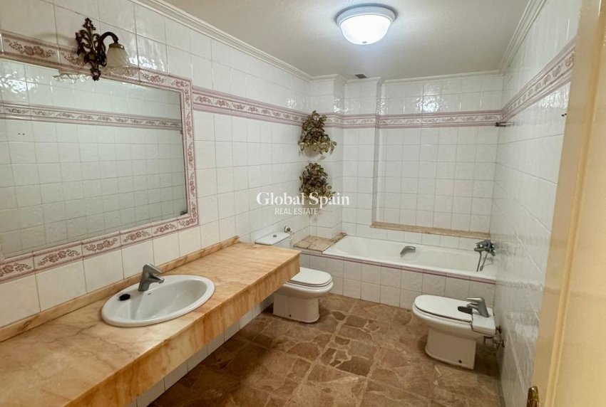 Revente - APPARTEMENT -
TORREVIEJA - Center