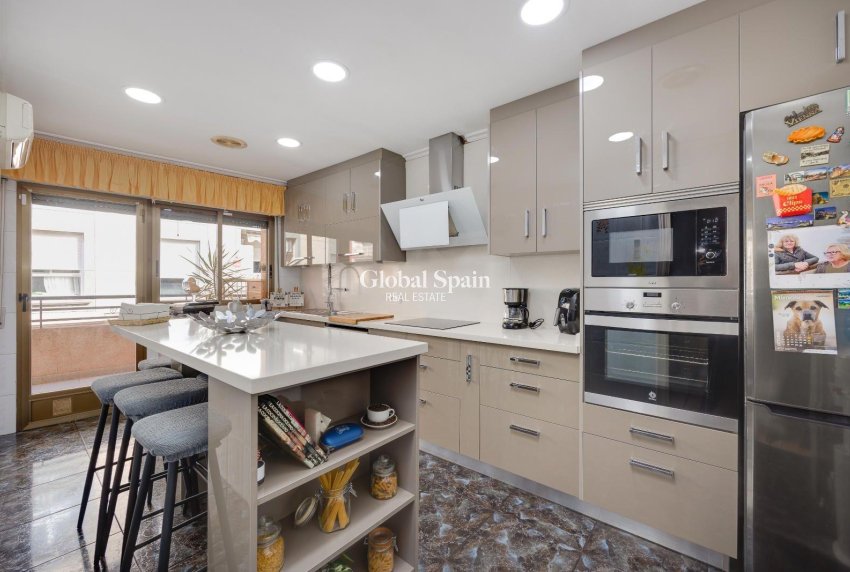 Revente - APPARTEMENT -
TORREVIEJA - Center