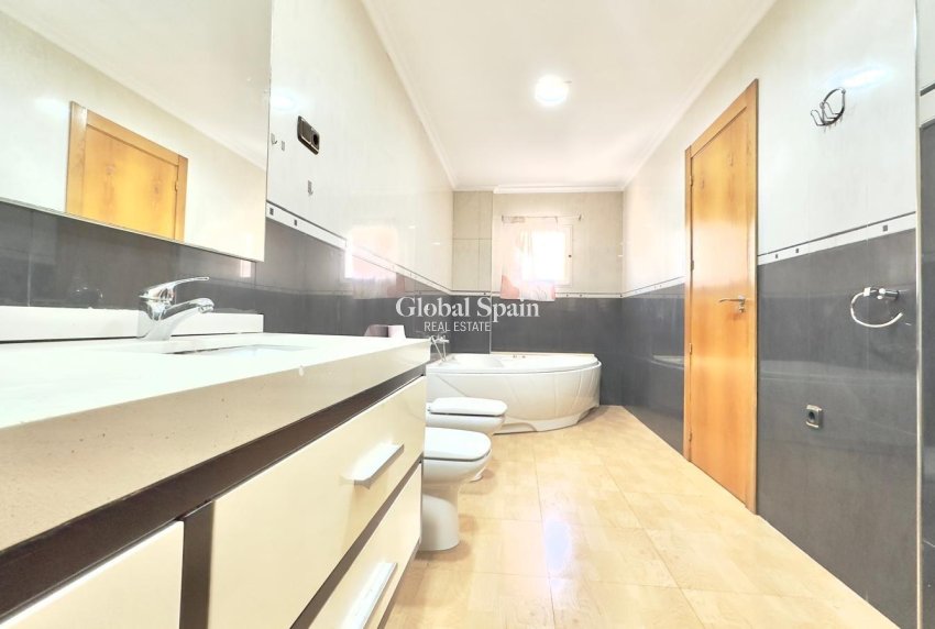 Revente - APPARTEMENT -
TORREVIEJA - Center