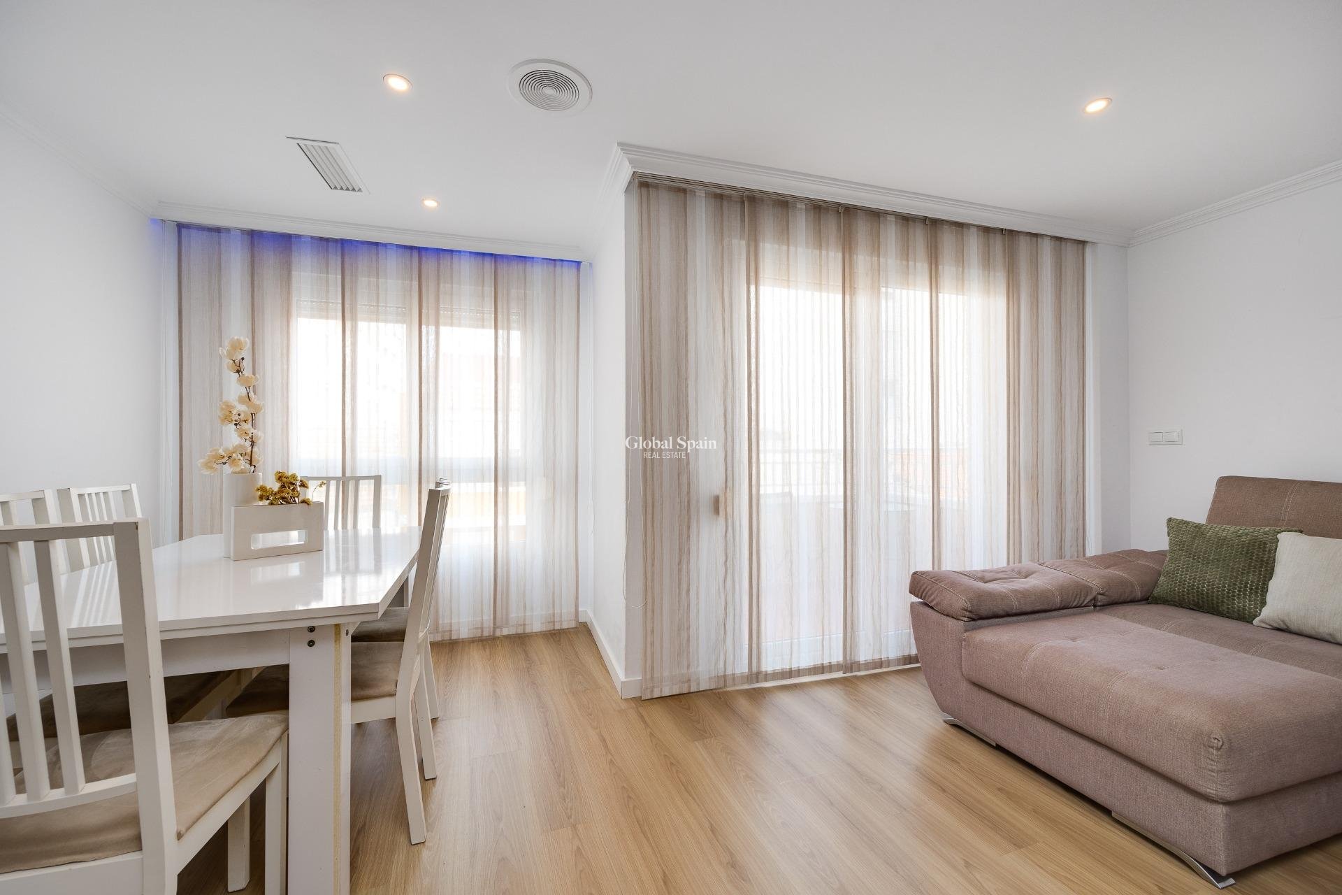 Revente - APPARTEMENT -
TORREVIEJA - Center