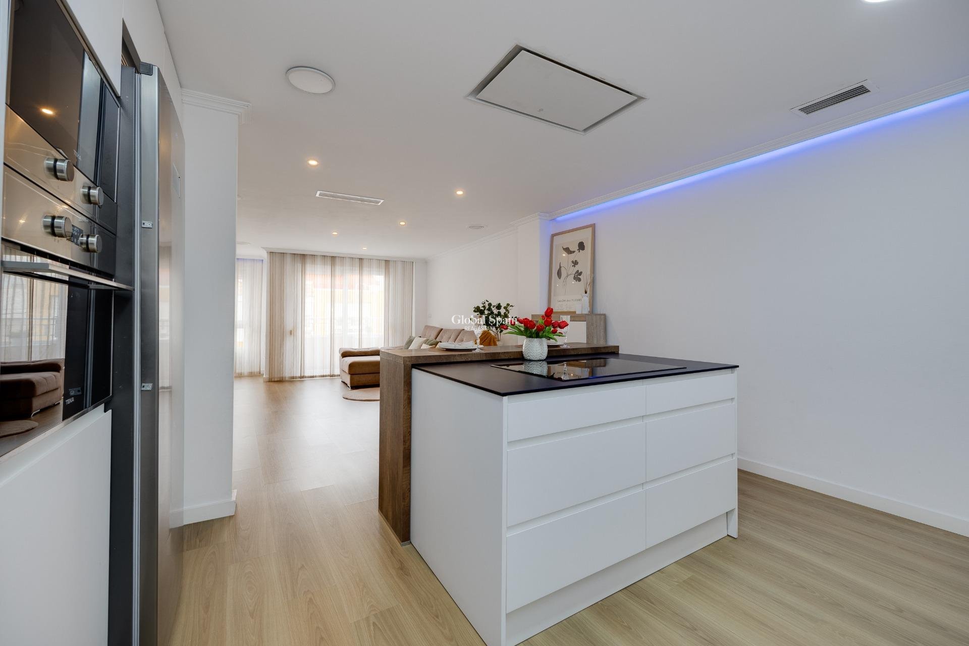 Revente - APPARTEMENT -
TORREVIEJA - Center