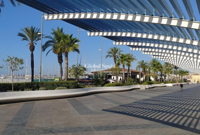 Revente - APPARTEMENT -
TORREVIEJA - Center