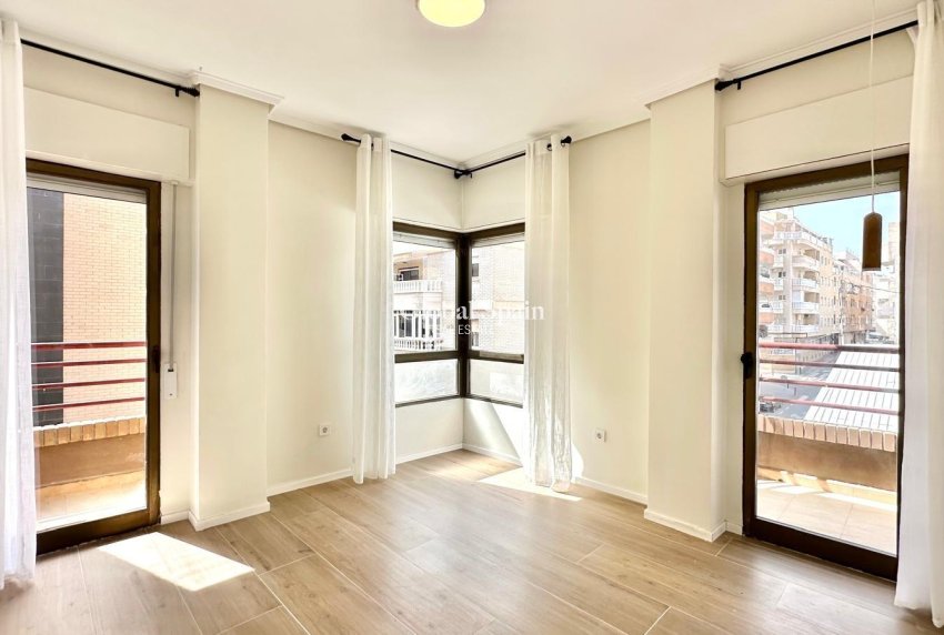 Revente - APPARTEMENT -
TORREVIEJA - Center