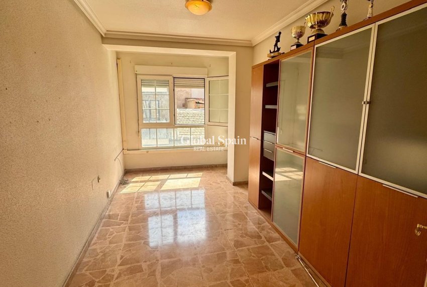 Revente - APPARTEMENT -
TORREVIEJA - Center