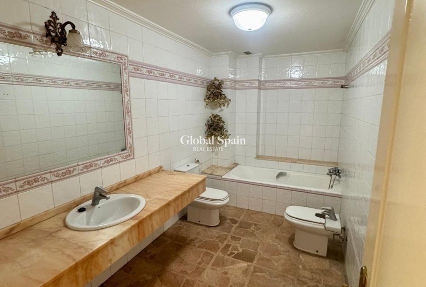 Revente - APPARTEMENT -
TORREVIEJA - Center