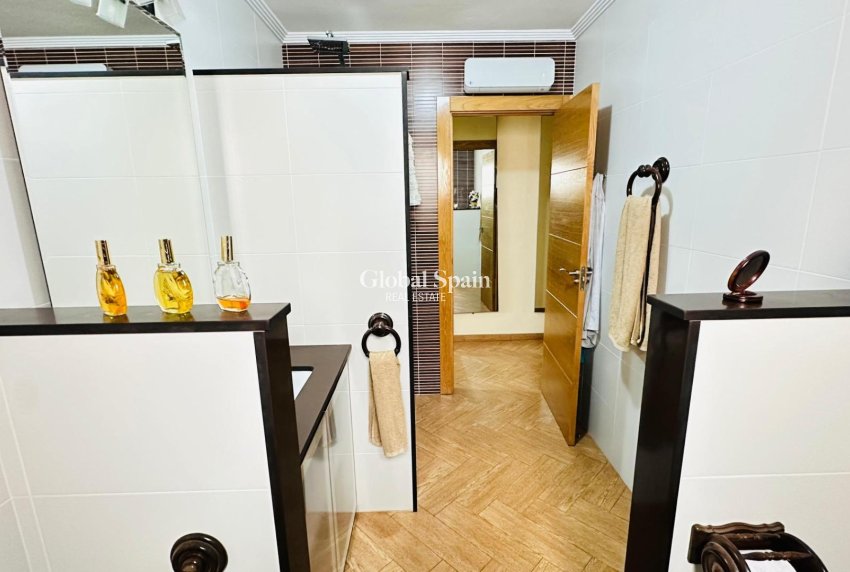 Revente - APPARTEMENT -
TORREVIEJA - Center