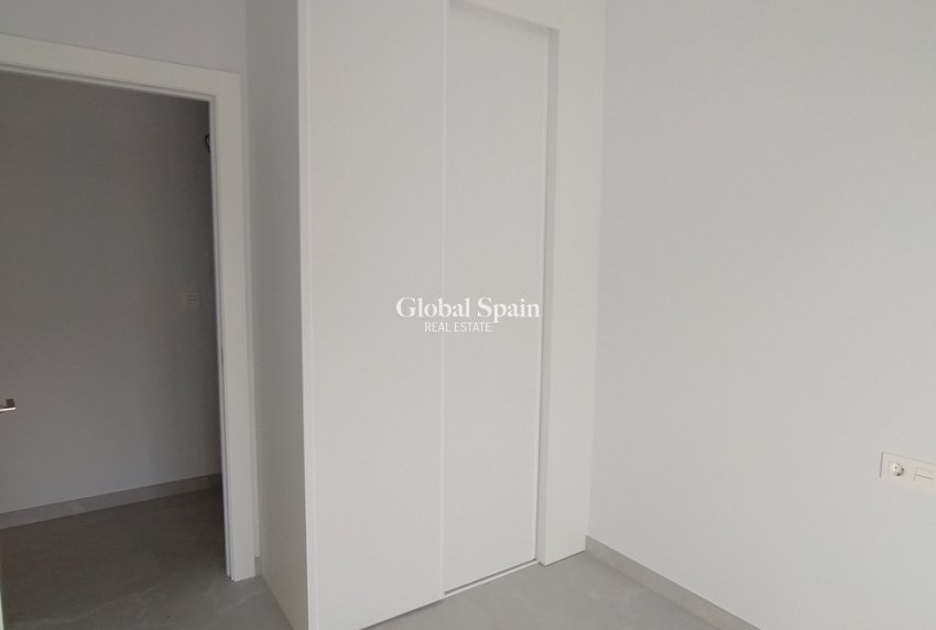 Revente - APPARTEMENT -
TORREVIEJA - CENTRE PLAYA DEL CURA LAS PISCINAS