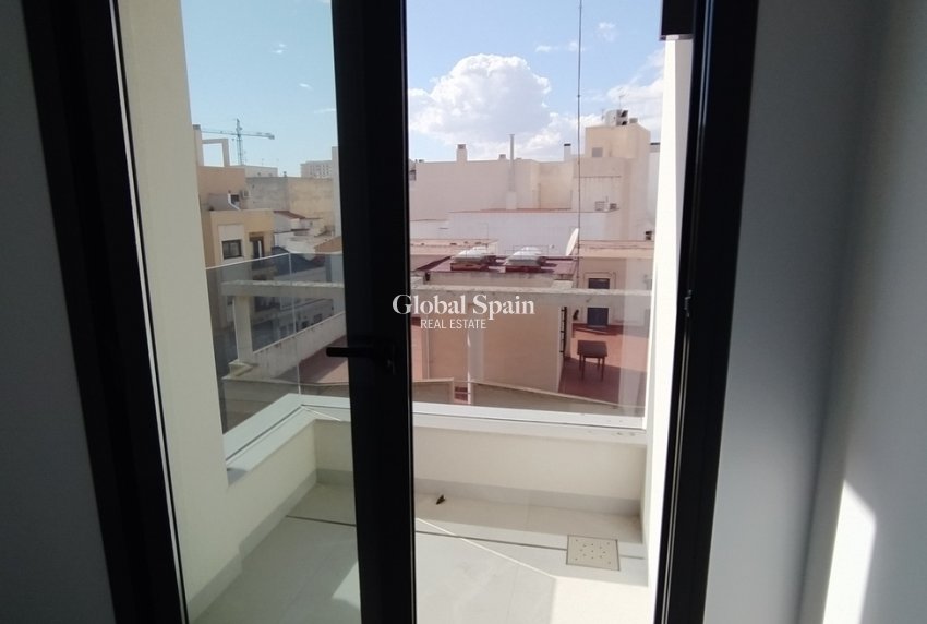 Revente - APPARTEMENT -
TORREVIEJA - CENTRE PLAYA DEL CURA LAS PISCINAS