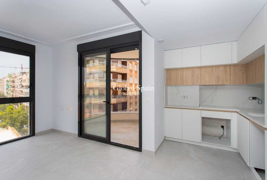 Revente - APPARTEMENT -
TORREVIEJA - CENTRE PLAYA DEL CURA LAS PISCINAS