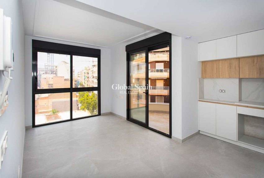 Revente - APPARTEMENT -
TORREVIEJA - CENTRE PLAYA DEL CURA LAS PISCINAS