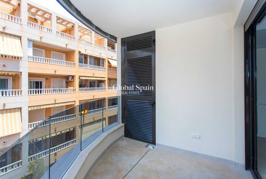 Revente - APPARTEMENT -
TORREVIEJA - CENTRE PLAYA DEL CURA LAS PISCINAS