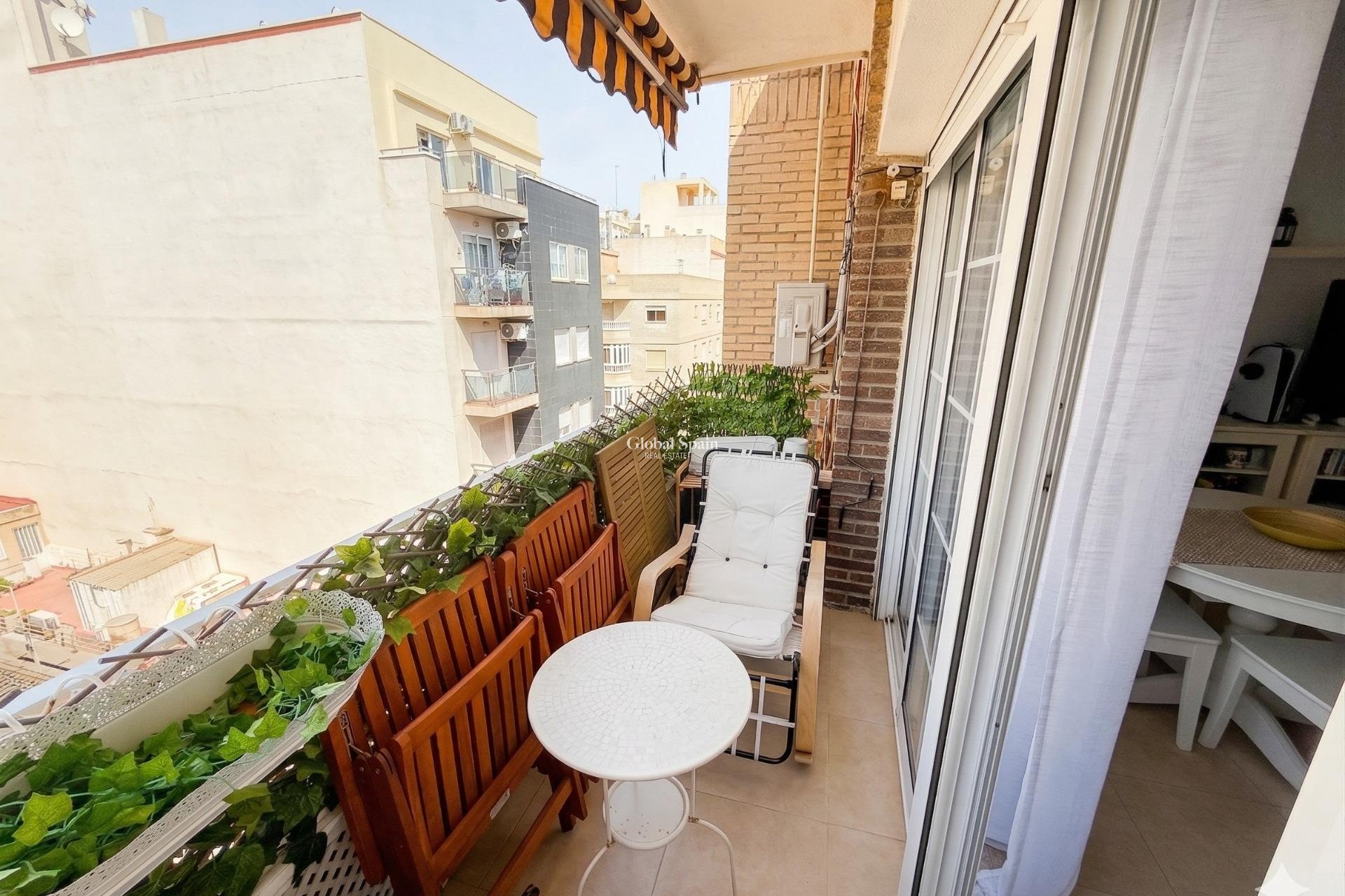 Revente - APPARTEMENT -
TORREVIEJA - Centro