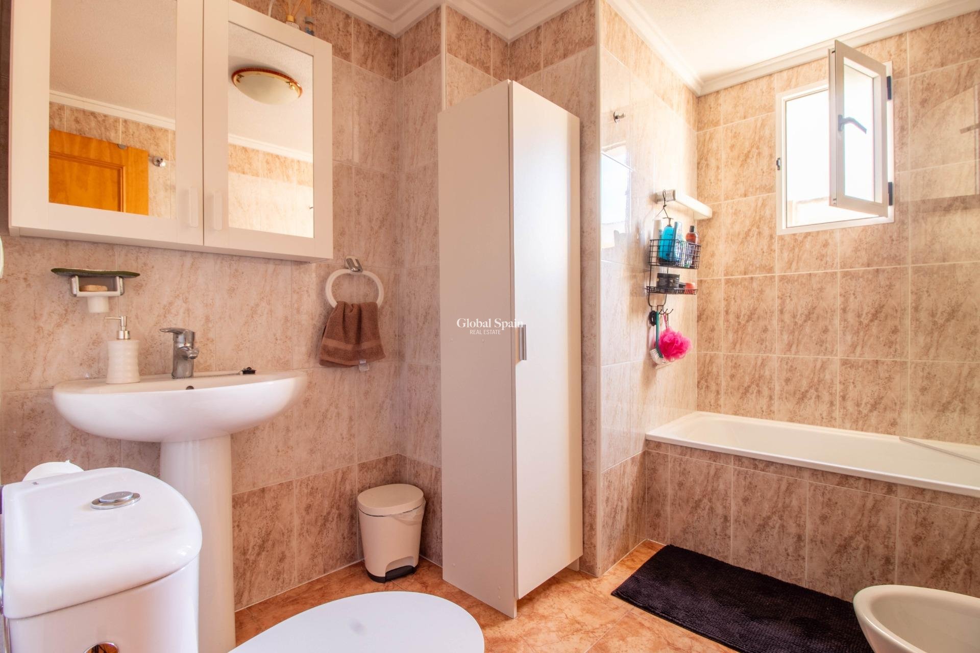 Revente - APPARTEMENT -
TORREVIEJA - Centro