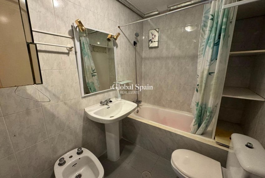 Revente - APPARTEMENT -
TORREVIEJA - Centro