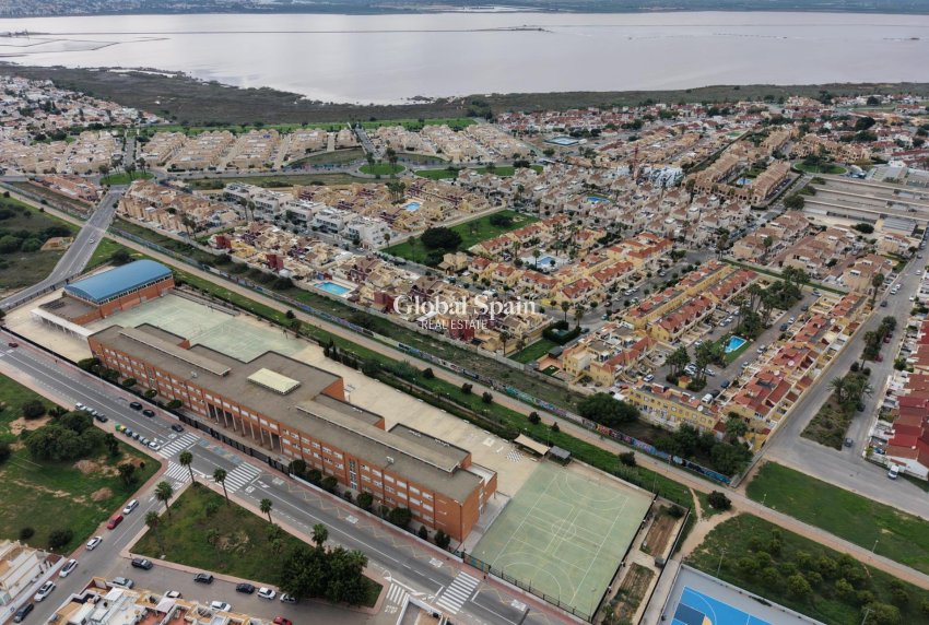Revente - APPARTEMENT -
TORREVIEJA - El limonar