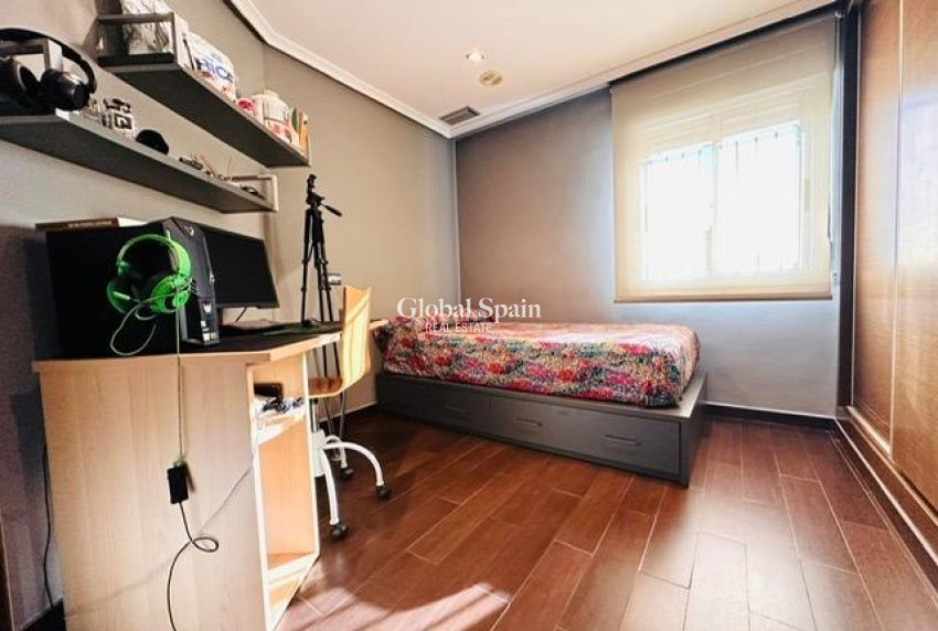 Revente - APPARTEMENT -
TORREVIEJA - Estacion de autobuses