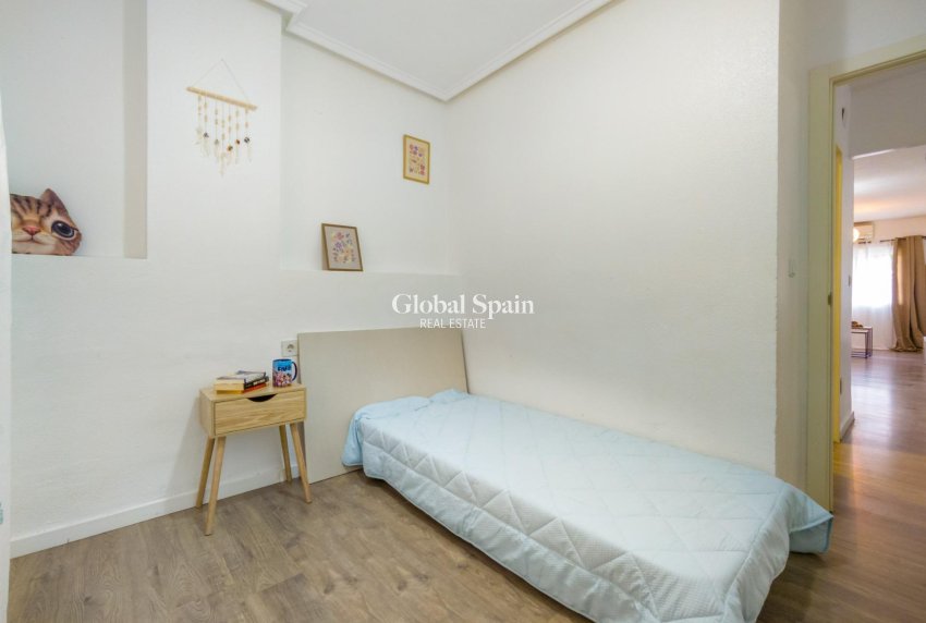 Revente - APPARTEMENT -
TORREVIEJA - Estacion de autobuses