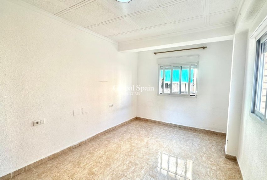 Revente - APPARTEMENT -
TORREVIEJA - Estacion de autobuses