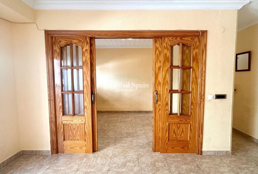 Revente - APPARTEMENT -
TORREVIEJA - Estacion de autobuses