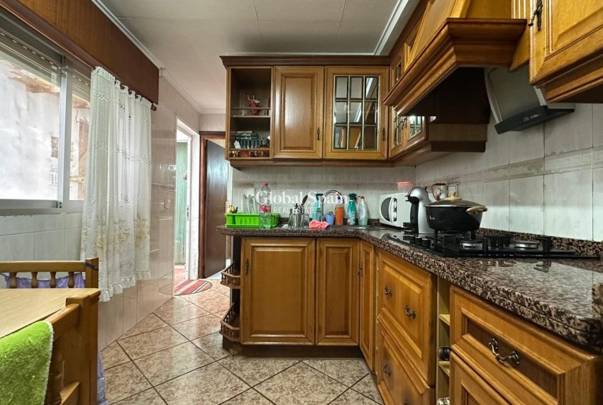 Revente - APPARTEMENT -
TORREVIEJA - Estacion de autobuses