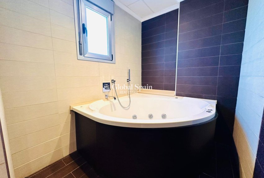 Revente - APPARTEMENT -
TORREVIEJA - Estacion de autobuses