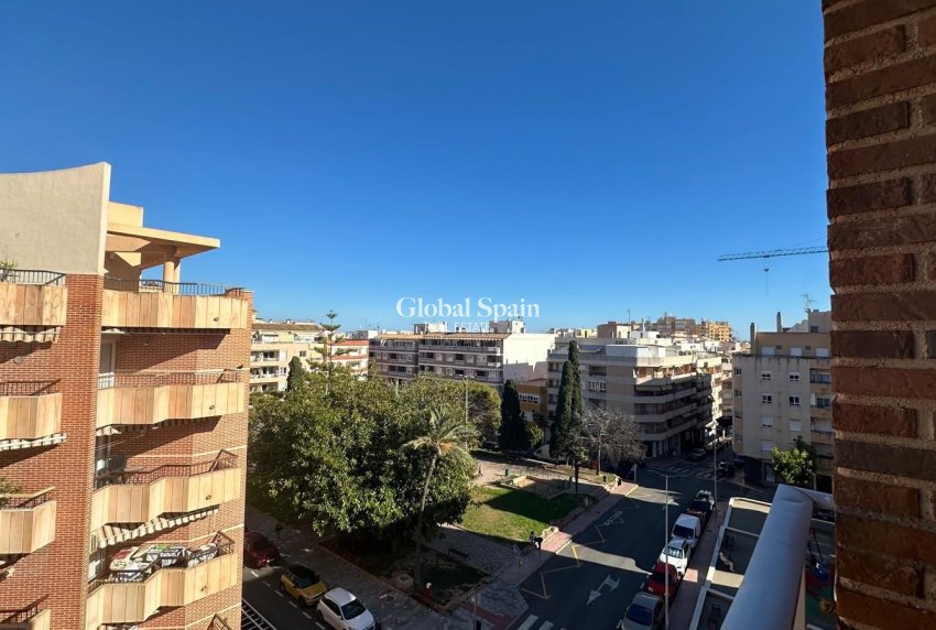 Revente - APPARTEMENT -
TORREVIEJA - Estacion de autobuses