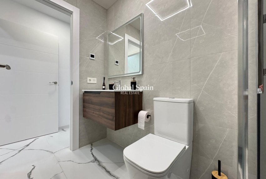 Revente - APPARTEMENT -
TORREVIEJA - Estacion de autobuses