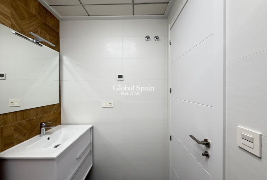 Revente - APPARTEMENT -
TORREVIEJA - Estacion de autobuses