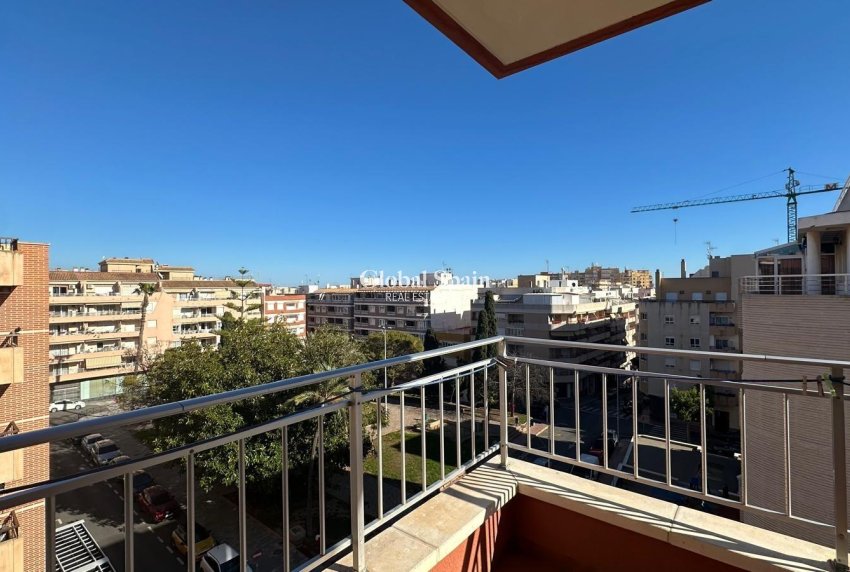 Revente - APPARTEMENT -
TORREVIEJA - Estacion de autobuses