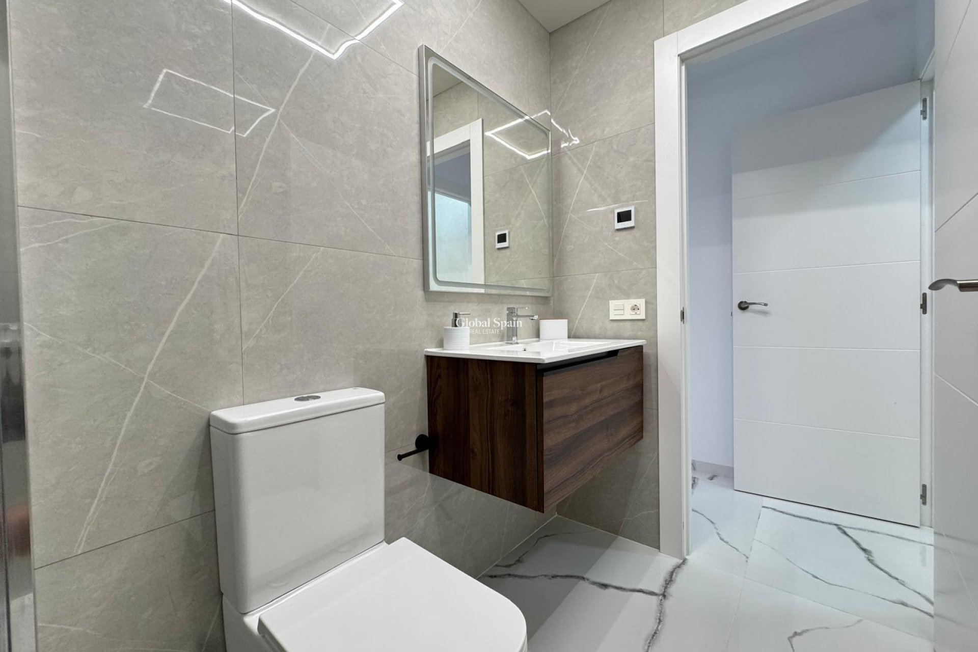 Revente - APPARTEMENT -
TORREVIEJA - Estacion de autobuses