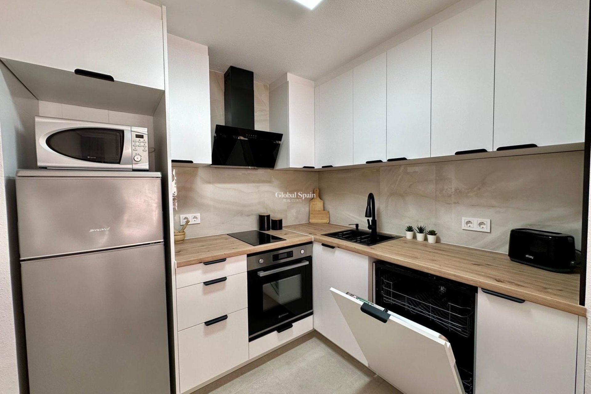 Revente - APPARTEMENT -
TORREVIEJA - Estacion de autobuses