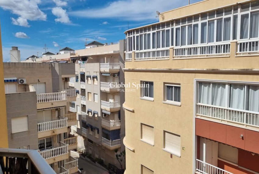 Revente - APPARTEMENT -
TORREVIEJA - Habaneras