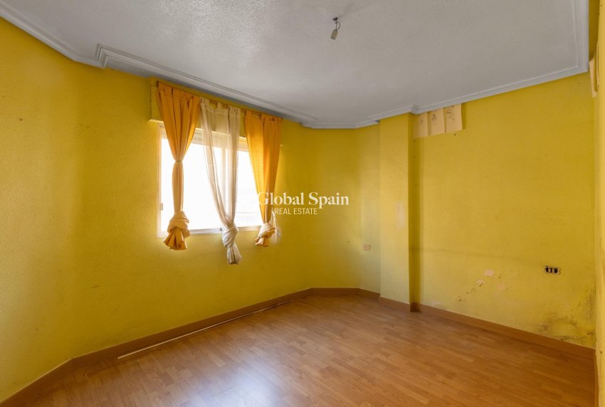 Revente - APPARTEMENT -
TORREVIEJA - Habaneras